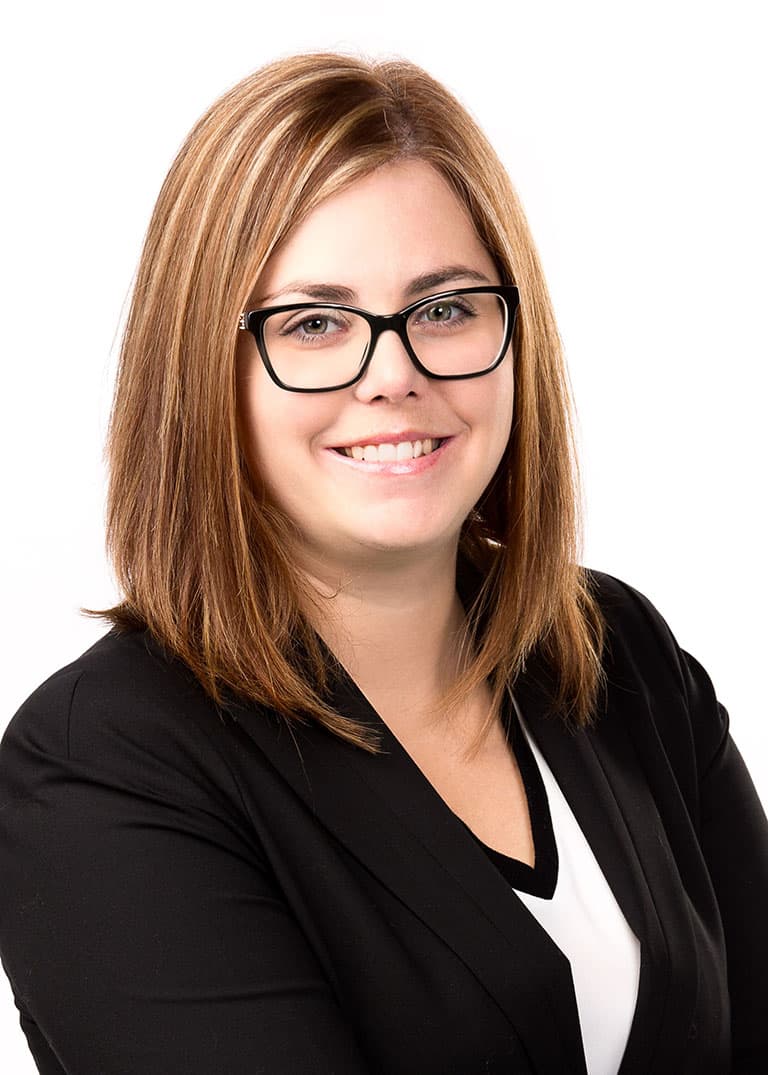 Portrait de Sara Vallée, directrice financière pour PME  et CPA auditrice associée